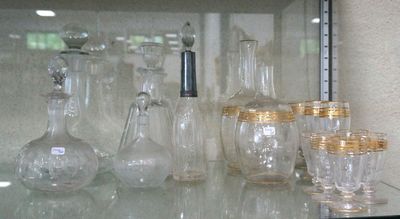 Lot de 5 carafes diverses (un col accidenté), et 2 carafes e…
