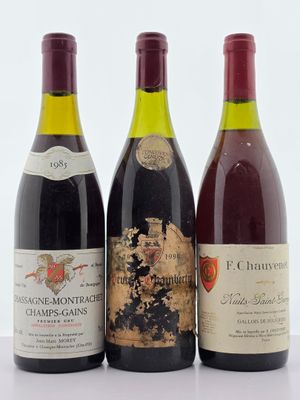 trois bouteilles de vin sont alignées sur une surface blanche