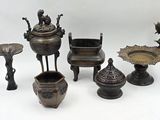 de nombreux objets en bronze posés sur une table