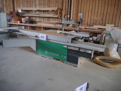 une machine qui découpe du bois dans une pièce