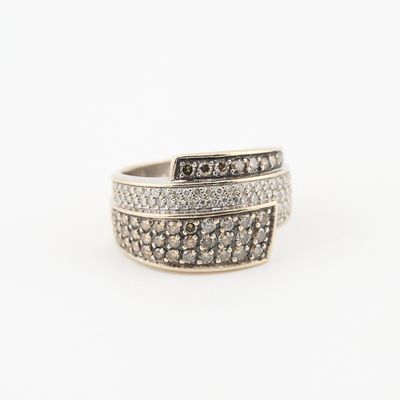 une bague en or blanc sertie de diamants noirs et blancs sur fond blanc