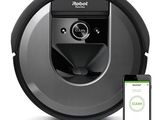 un aspirateur robot avec un smartphone à côté