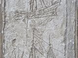 une plaque en pierre sur laquelle est représenté un bateau