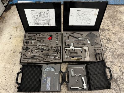 une mallette contenant des outils, posée par terre