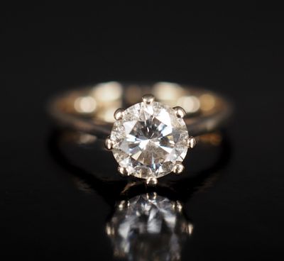 gros plan d'une bague en diamant sur une surface noire