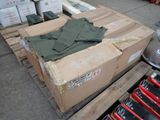 une pile de cartons posée sur une palette, sur laquelle est posée une chemise verte