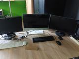 un bureau sur lequel sont posés deux écrans d'ordinateur et un clavier
