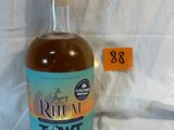 une bouteille d'alcool posée sur un drap blanc
