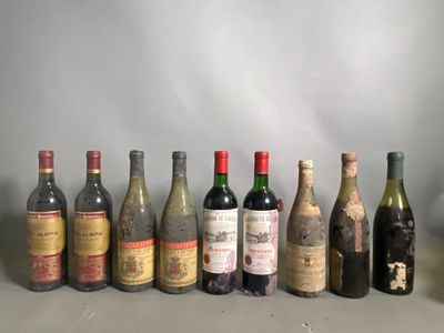 plusieurs bouteilles de vin sont alignées sur une table