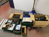 de nombreux cartons d'équipements électroniques posés sur le sol