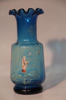 Dans le goût de LEGRAS, vase en verre bleu à décor émaillé d…