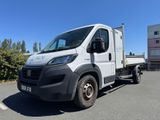 un camion blanc garé sur le parking