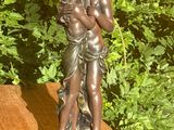 une statue représentant un homme et une femme enlacés, posée sur une table