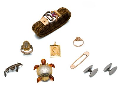 plusieurs types de bijoux différents sur une surface blanche