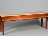 une image représentant un banc en bois avec une assise, sur fond gris
