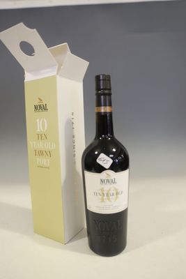 une bouteille de vin à côté d'un carton de vin