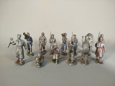de nombreuses figurines de tailles et de couleurs différentes sur la table