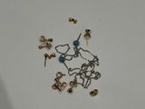 un petit assortiment de bijoux posé sur un fond blanc