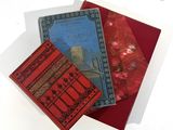 trois livres superposés sur une table