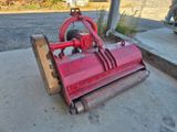 une voiture rouge garée sur le bord de la route