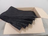 beaucoup de serviettes noires dans une boîte en carton