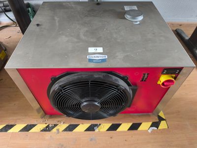 un radiateur rouge posé sur un parquet