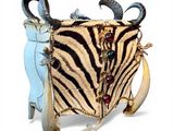 un sac à main à imprimé zèbre, orné de cornes et de perles