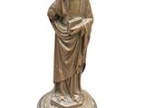 une statue représentant un homme tenant un livre, posée sur un socle