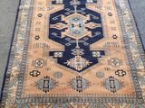 un tapis bleu et beige sur un sol gris