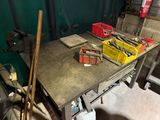 une table sur laquelle sont posés des outils, dans un garage
