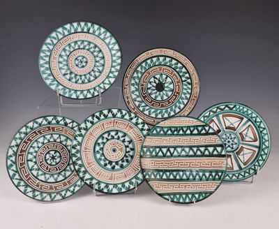 un ensemble de quatre assiettes décorées, posées sur une table