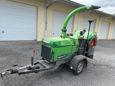 une voiture verte garée sur un parking