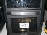 un micro-ondes posé sur un comptoir