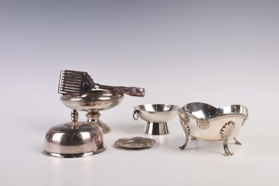 trois objets en métal argenté, à savoir un bol, une cuillère et un repose-cuillère
