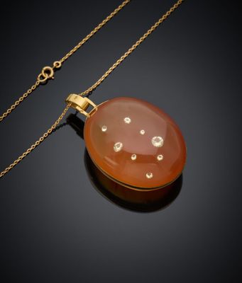 un pendentif composé d'une agate orange et d'un diamant, monté sur une chaîne en or