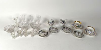 un grand nombre d'objets en verre posés sur une table
