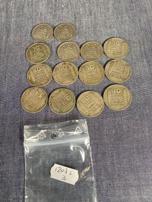 un lot de pièces de monnaie posées sur une table