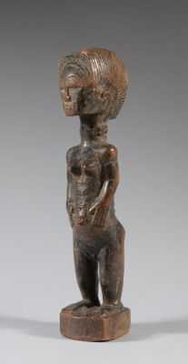 une image représentant une statue de femme debout sur un piédestal