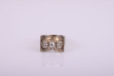 une bague en or blanc sertie de deux diamants sur fond blanc