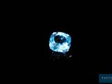 un diamant bleu dans l'obscurité, sur fond noir