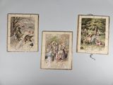 Trois photos de personnes sont accrochées au mur d'une pièce.