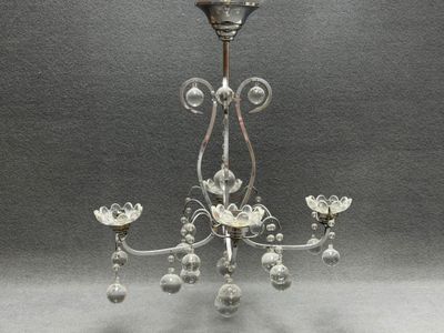Lustre en métal chromé à quatre lumières et boules de verre.