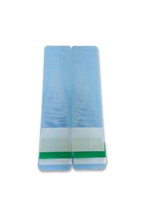 deux morceaux de plastique bleu surmontés d'une bande verte