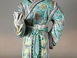 figurine chinoise représentant une femme en robe verte tenant un pot