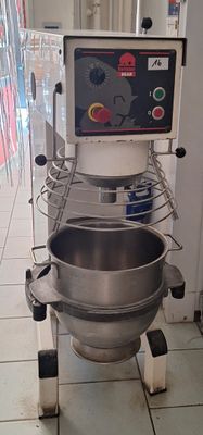 une photo d'un mixeur professionnel dans un magasin