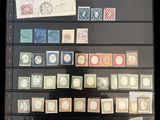 de nombreux timbres exposés dans une vitrine
