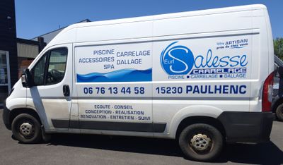 une camionnette blanche garée dans un parking