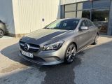 La Mercedes CLA est garée devant un immeuble