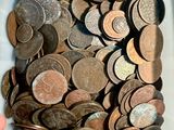 un récipient blanc rempli de pièces de monnaie posé sur une table