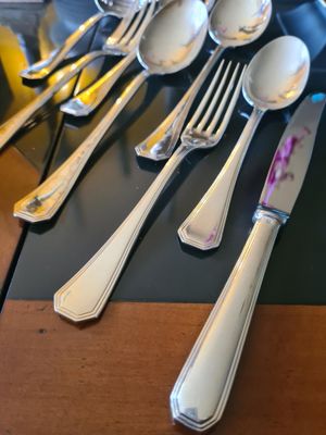 beaucoup de cuillères et de fourchettes sur la table